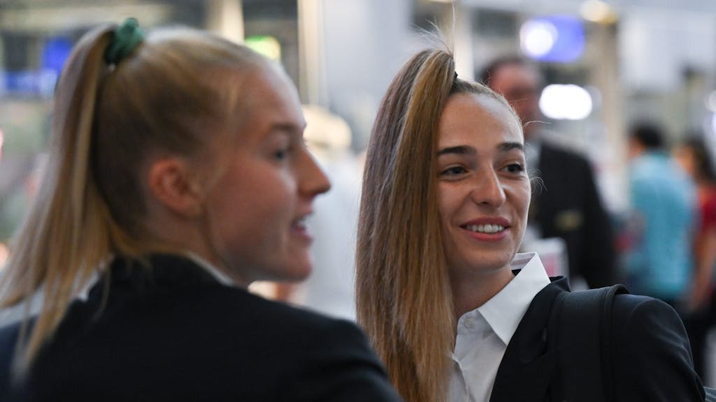 Sophia Kleinherne steht mit ihren Teamkolleginnen am Flughafen.