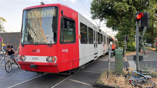 Eine KVB-Bahn der Linie 16 hat am Dienstagabend (18. Juli) gegen kurz vor 21 Uhr einen Fahrradfahrer am Aggripinaufer im Rheinauhafen erfasst.