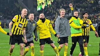 Giovanni Reyna (2.v.r.), hier am 3. März 2023, feiert mit seinem Teamkollegen von Borussia Dortmund, kam aber nicht zum Einsatz.