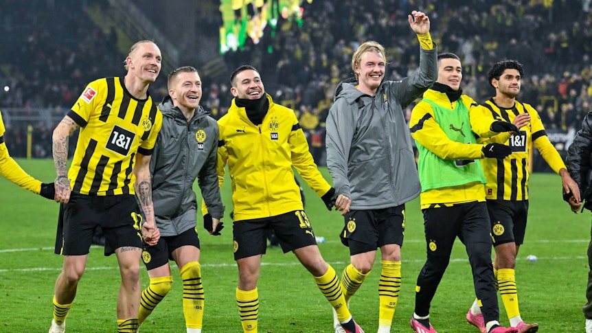 Giovanni Reyna (2.v.r.), hier am 3. März 2023, feiert mit seinem Teamkollegen von Borussia Dortmund, kam aber nicht zum Einsatz.
