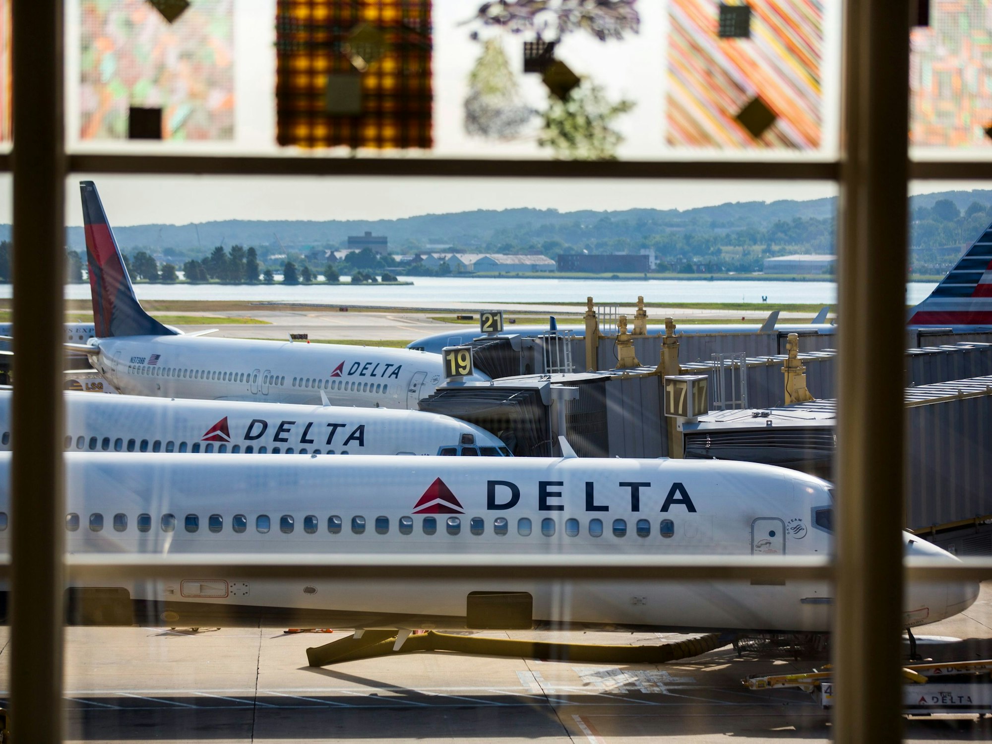 Flugzeuge der Fluggesellschaft Delta Airlines warten amWashington Reagan Airport, in Arlington, Virginia, USA, hier im August 2016.