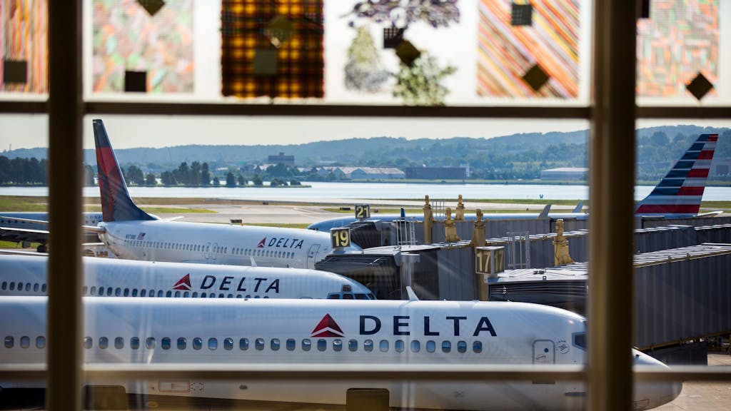 Flugzeuge der Fluggesellschaft Delta Airlines warten am&nbsp;Washington Reagan Airport, in Arlington, Virginia, USA, hier im August 2016.&nbsp;