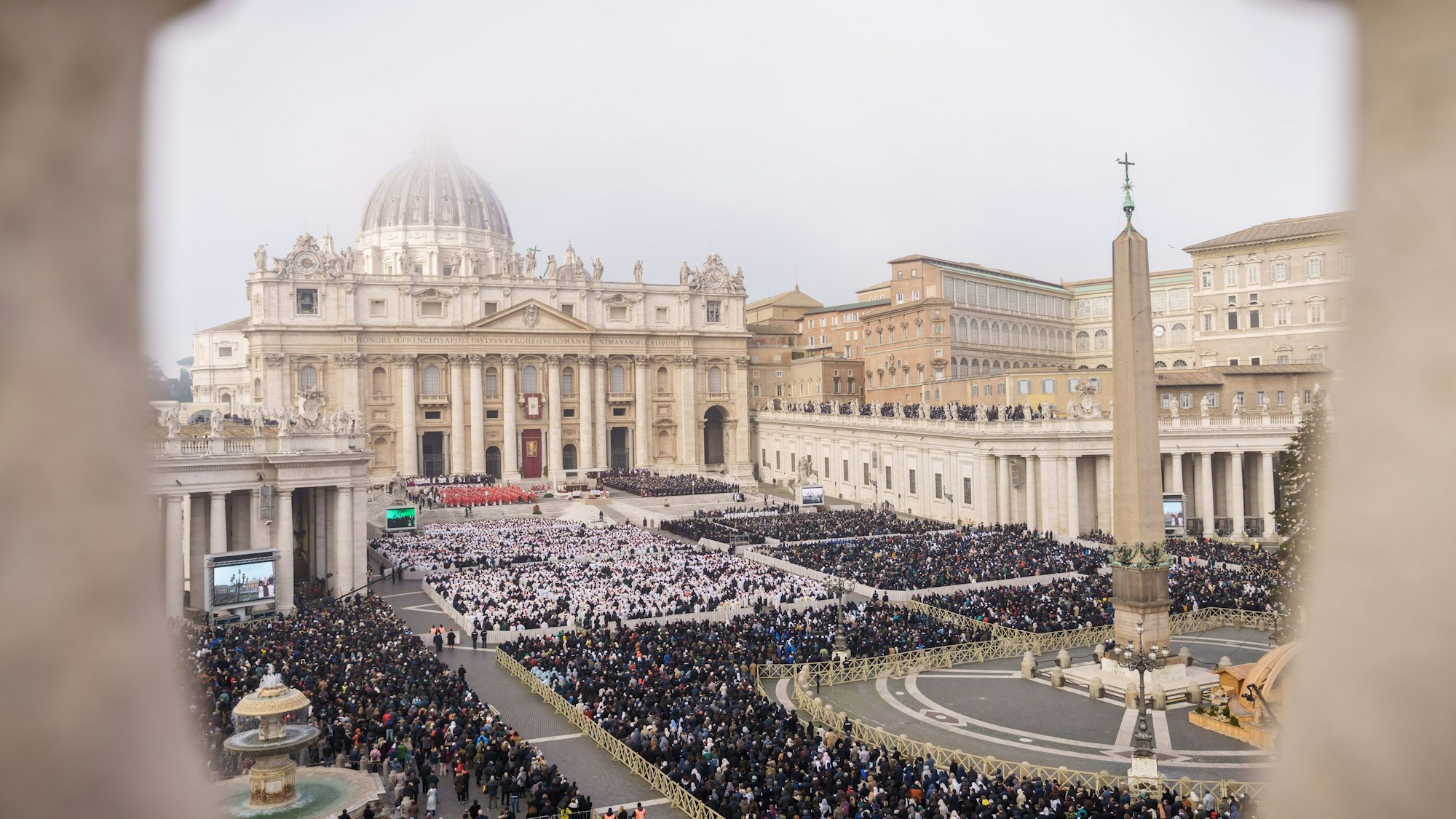 Ein Blick auf den Petersplatz mit Petersdom während der öffentlichen Trauermesse für den emeritierten Papst Benedikt XVI.