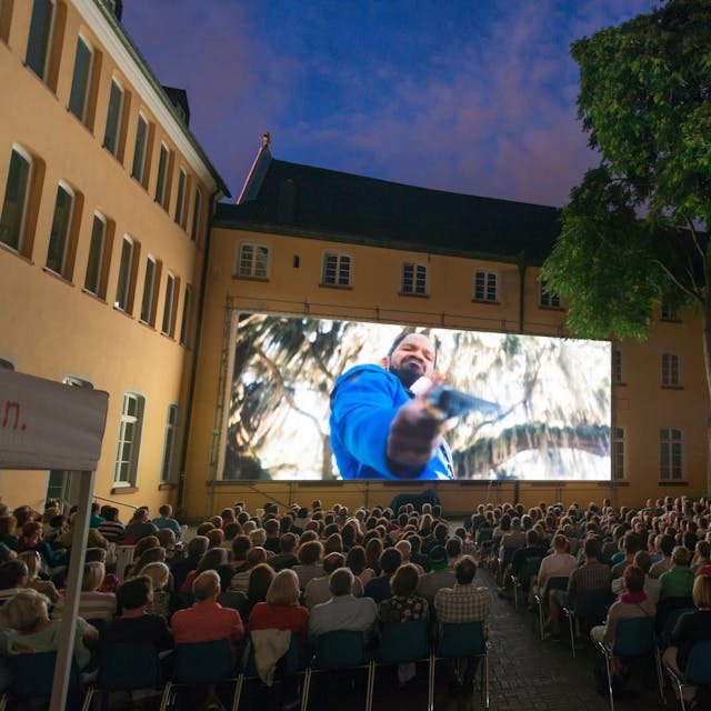 Das Foto zeigt eine Filmvorführung im Innenhof des Brühler Rathauses.