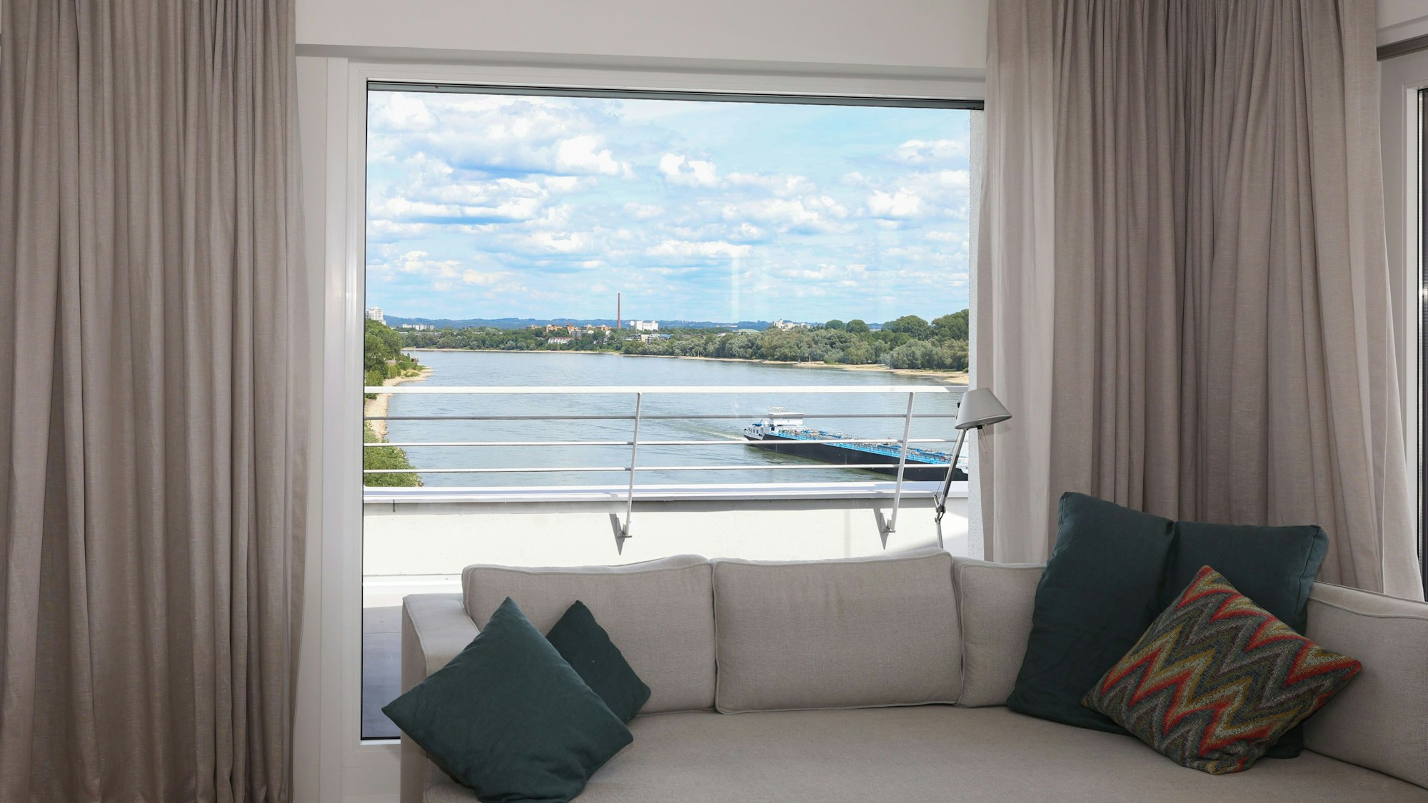 Ausblick auf den Rhein aus dem Wohnzimmerfenster
