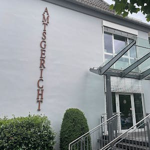 Das Foto zeigt den Eingangsbereich des Amtsgerichts in Gemünd.