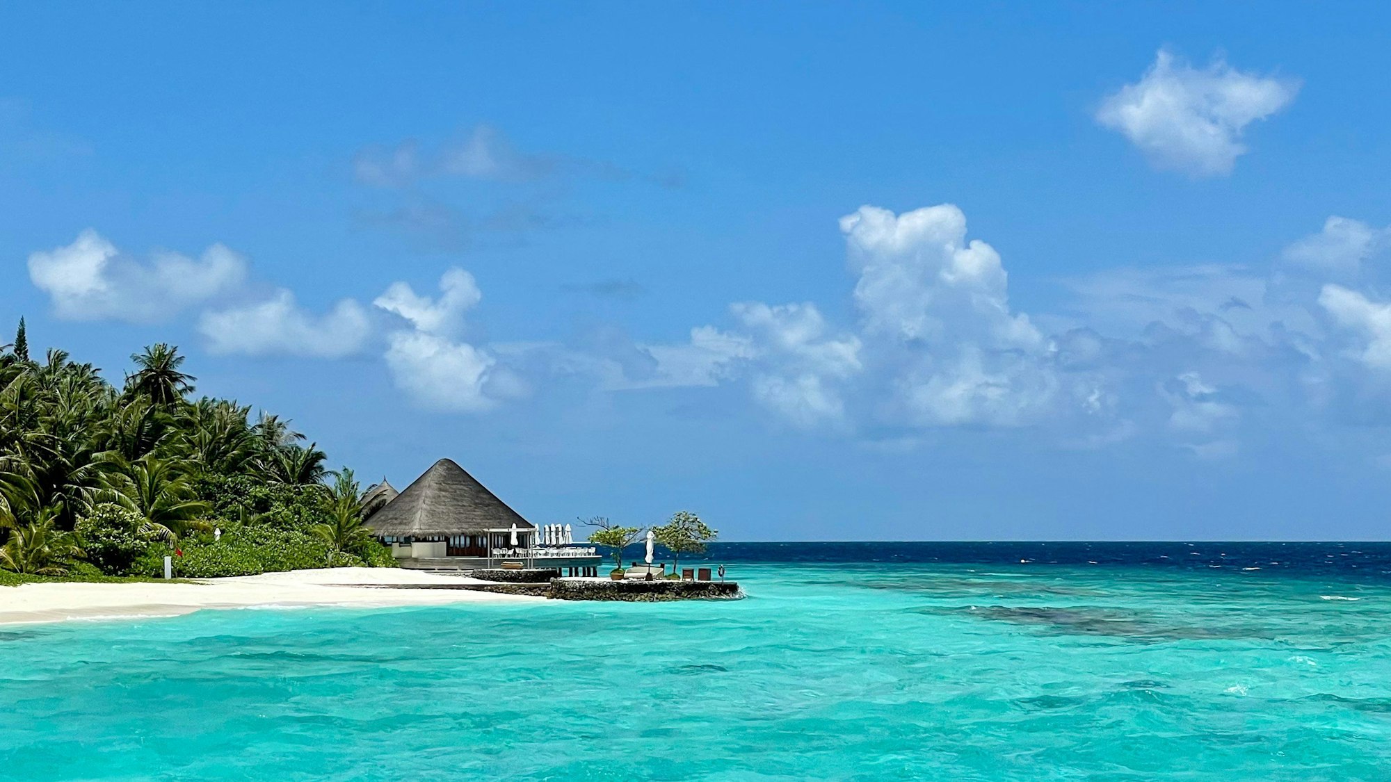 Strand auf den Malediven mit Bungalow.