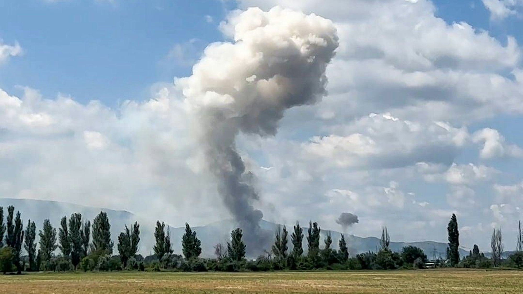 Ein Foto der staatlichen russischen Nachrichtenagentur Tass zeigt, wie Rauch über einem russischen Militärgelände auf der Halbinsel Krim aufsteigt. Am Mittwoch sind dort große Mengen Munition explodiert.