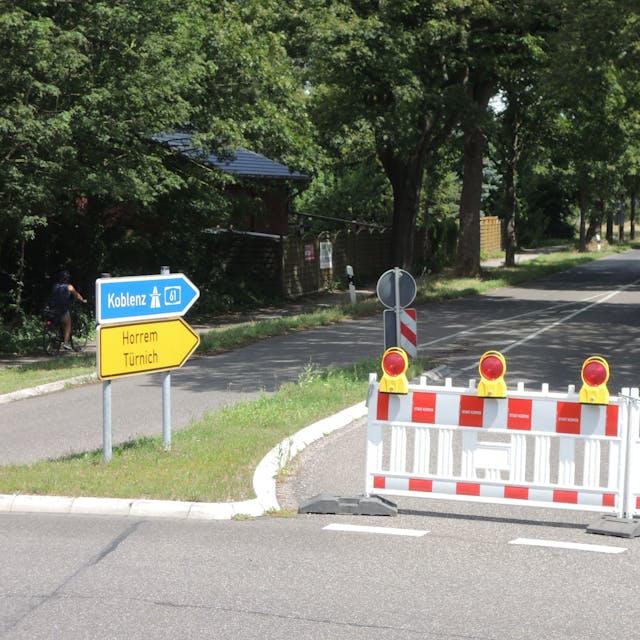 Unter der Kölner Straße brach in er Nähe der Erftbrücke ein Frischwasserrohr. Die Kölner Straße wurde zwischen dem Kreisverkehr in Kerpen und der Kreuzung an Burg Mödrath gesperrt und war auch Mittwochmittag noch dicht