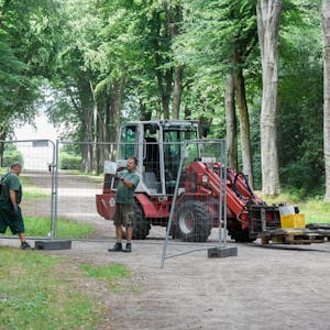 Das Foto zeigt einen durch Metallzäune gesperrten Weg im Schlosspark Brühl.&nbsp;