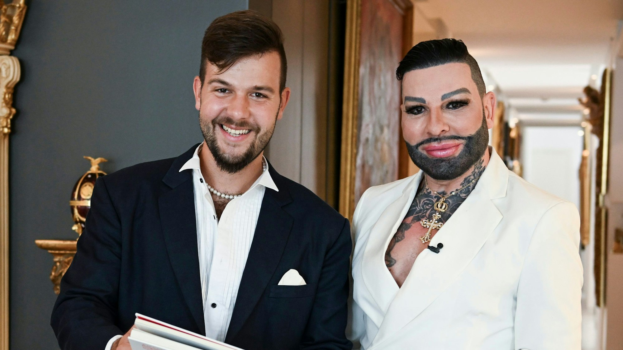 Der Modedesigner Harald Glööckler und sein neuer Partner Marc-Eric Lehmann zeigen sich gemeinsam in der Wohnung des Designers.