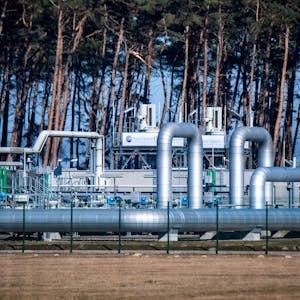 Mecklenburg-Vorpommern, Lubmin: Blick auf Rohrsysteme und Absperrvorrichtungen in der Gasempfangsstation der Ostseepipeline Nord Stream 1 und der Übernahmestation der Ferngasleitung OPAL (Ostsee-Pipeline-Anbindungsleitung).