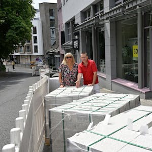 Das Foto zeigt Frank und Susanne Kramm, die sich über die gesperrten Parkplätze an der Nikolausstraße ärgern.