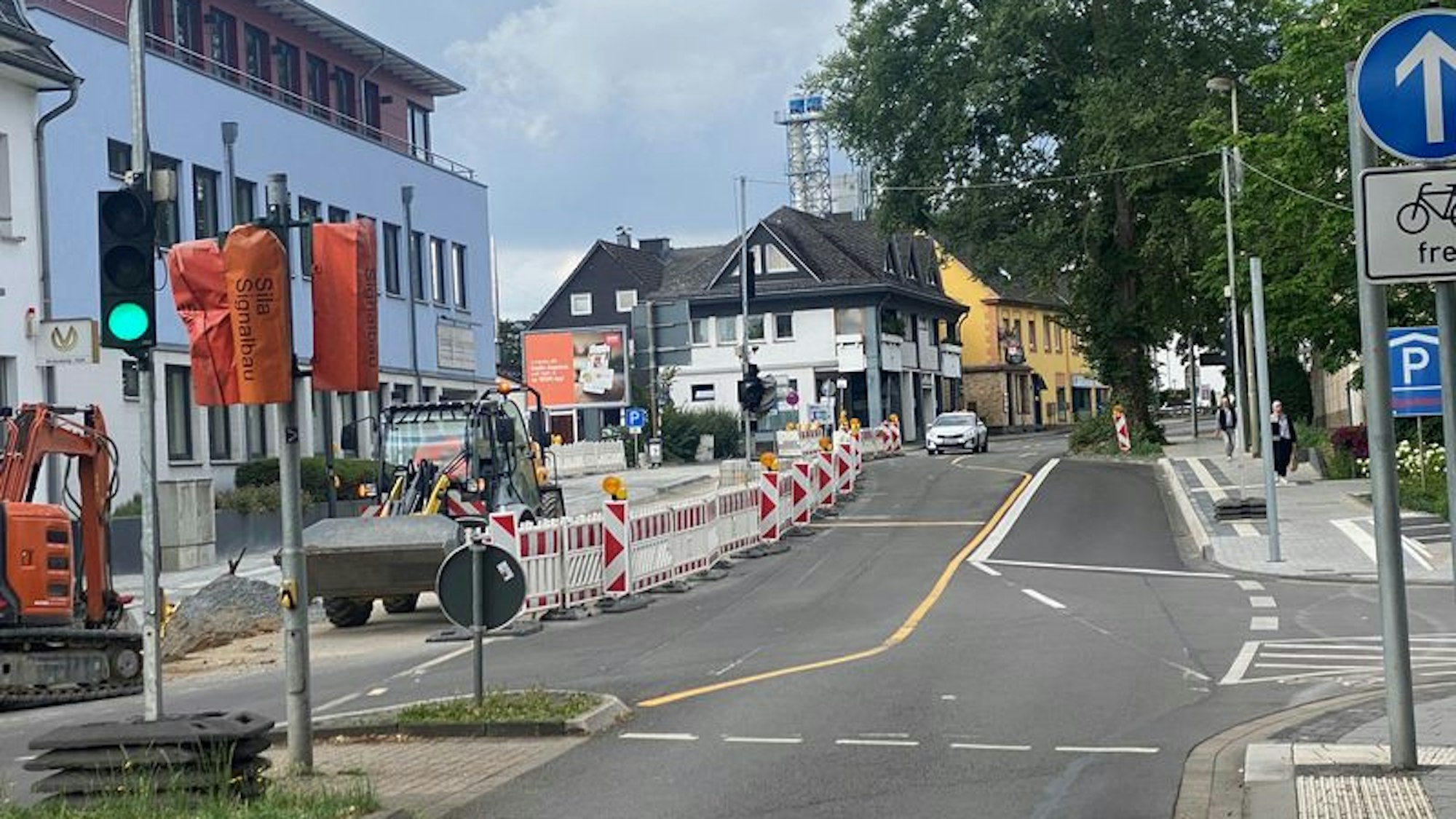 Absperrungen und Baumaschinen an der Bürgermeister-Schmidt-Straße in Burscheid.