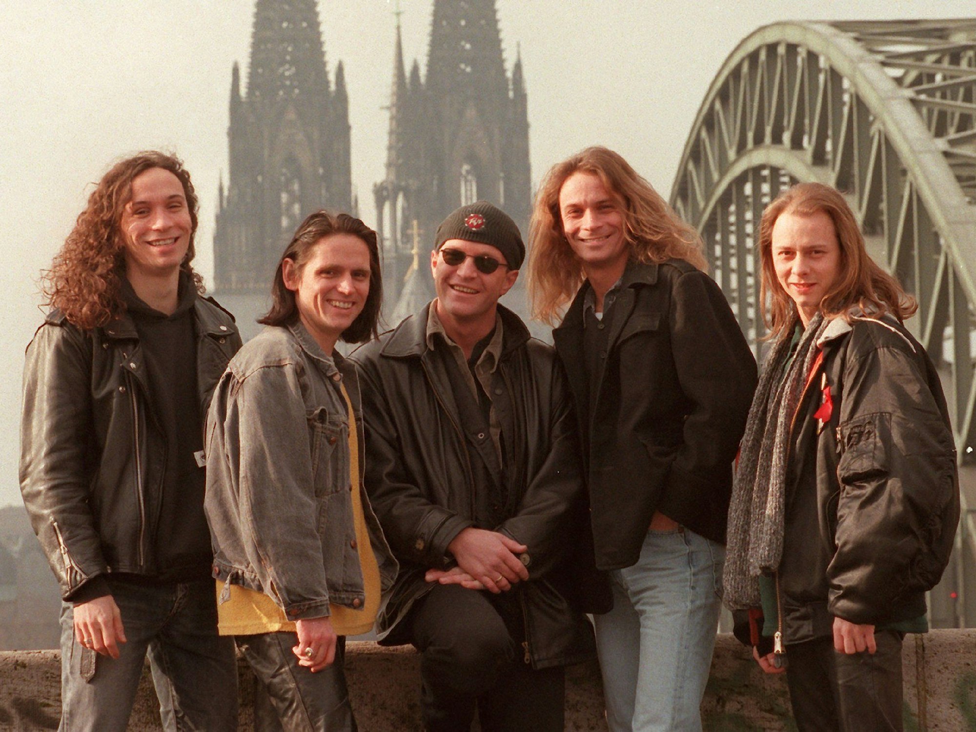 Die Kölner Rockgruppe Brings steht am 30.01.1997 vor der Kulisse des Kölner Doms und der Hohenzollernbrücke.