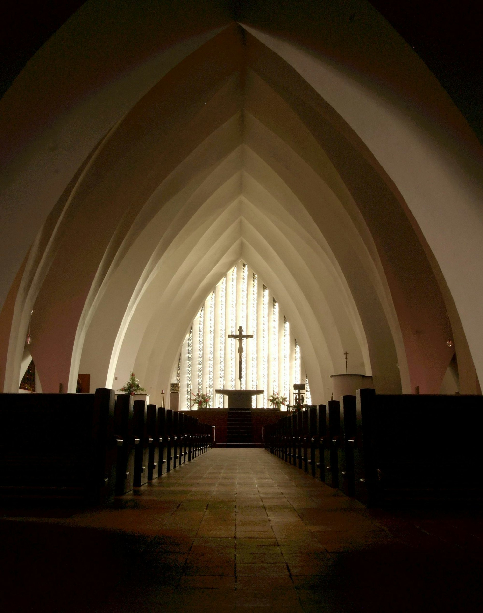 Blick auf den Altarraum der katholischen Pfarrkirche St. Apollinaris in Frielingsdorf.