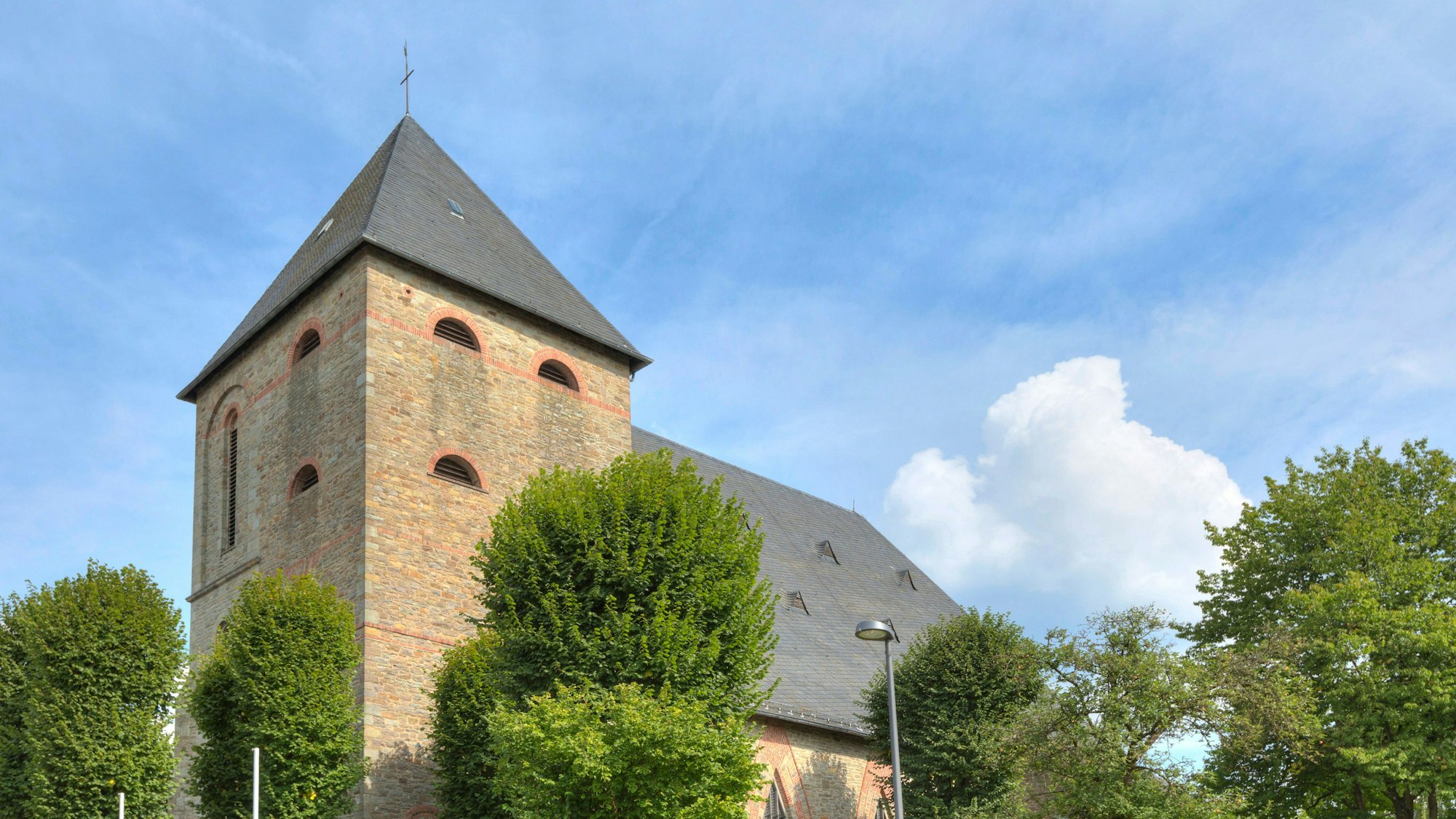 Blick auf die katholische Pfarrkirche in Lindlar-Frielingsdorf im Oberbergischen Kreis.