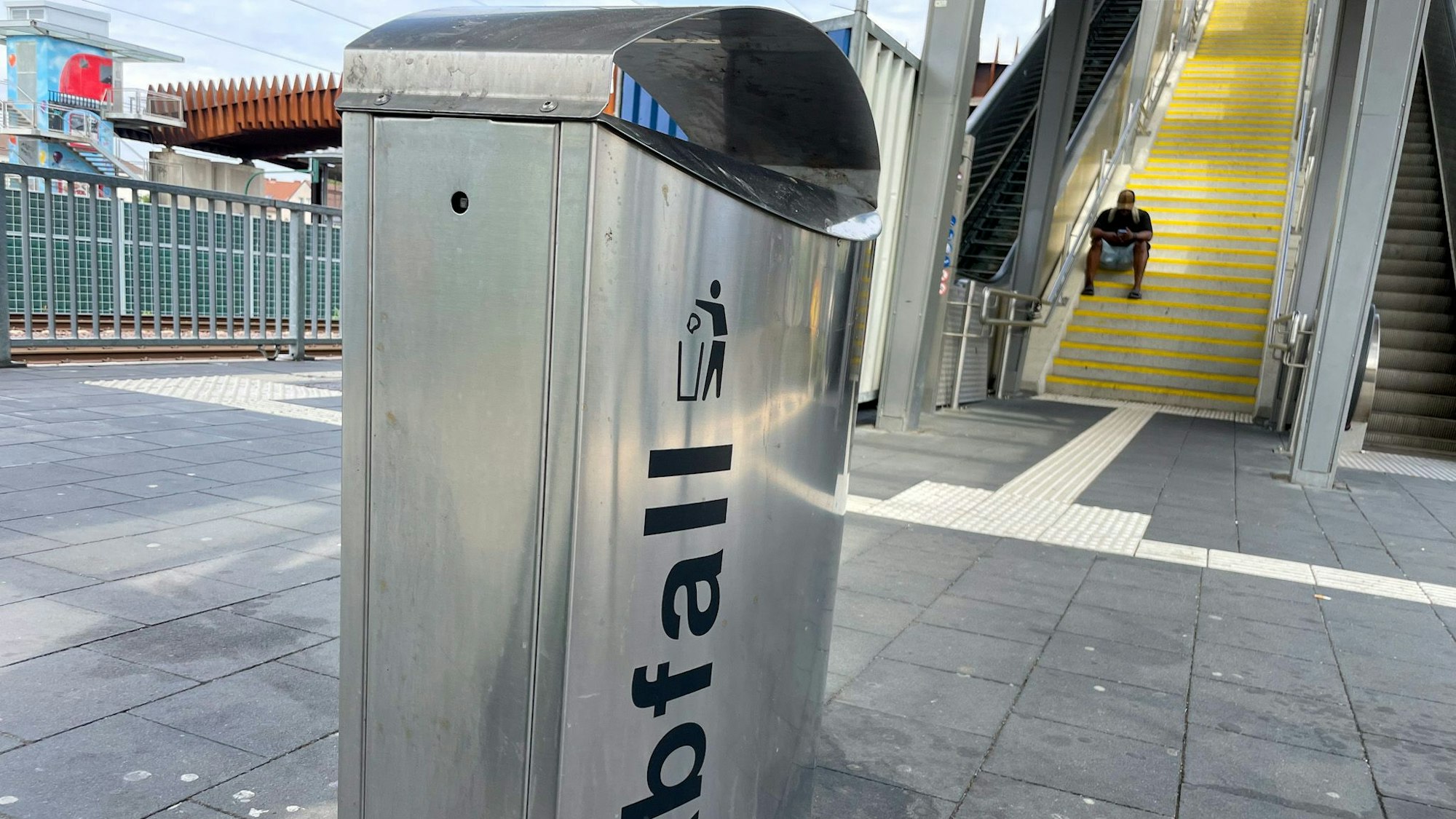 Ein Mülleimer am Bahnhof Opladen.