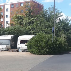 Immer noch stehen einzelne Camper auf dem Busparkplatz am Niehler Hafen.