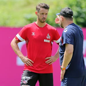 Kölns Trainer Steffen Baumgart (r.) spricht auf dem Trainingsplatz in Maria Alm mit Mark Uth.