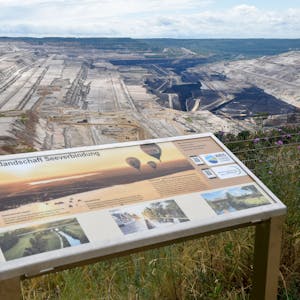 Der Blick in den Tagebau Hambach lohnt einen Ausflug nach Terra Nova, doch um die Rahmenvereinbarungen mit zwischen RWE und Anrainerstädten gibt es Streit.