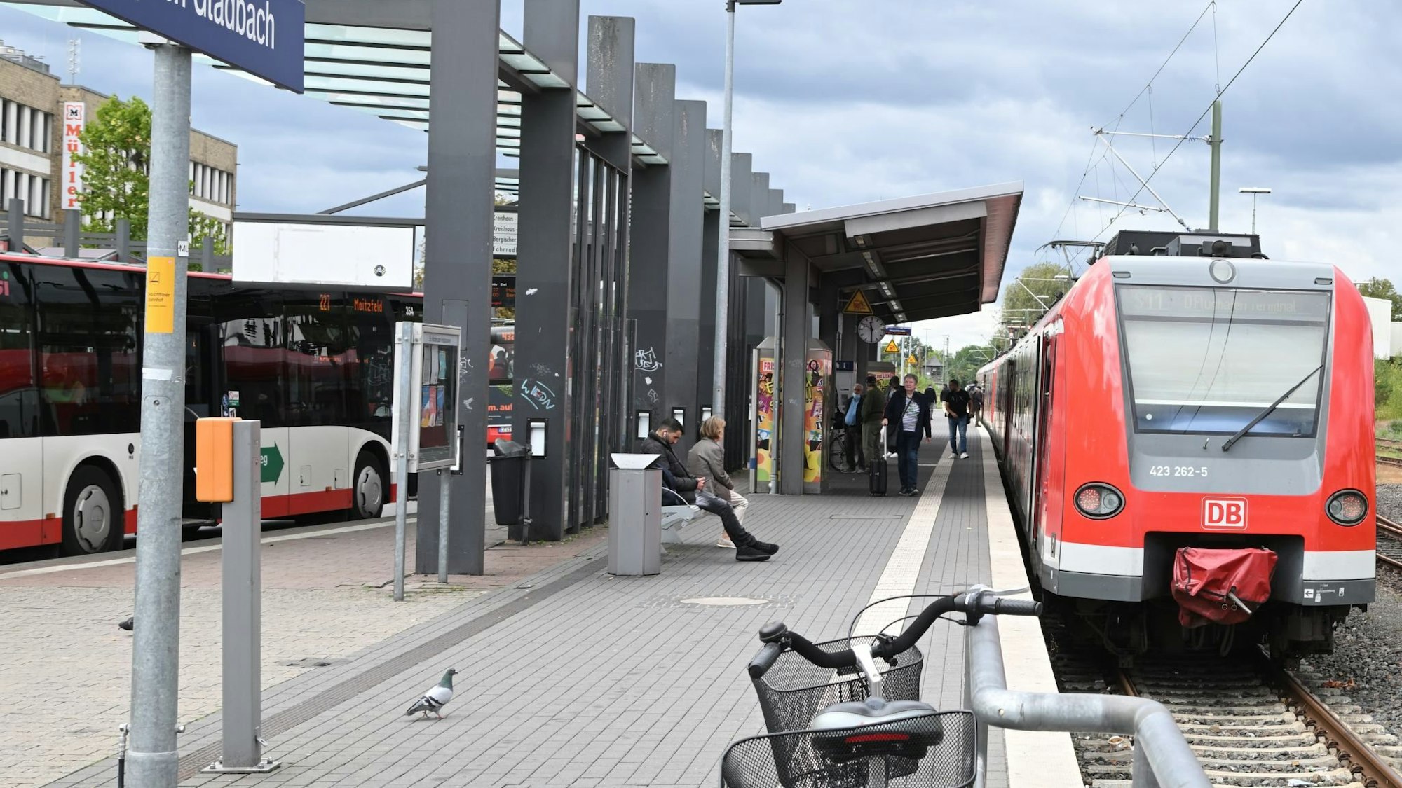 Eine S-Bahn und ein Bus stehen am Gladbacher Bahnhof.