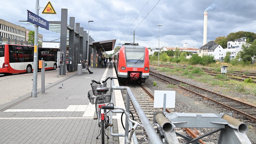 Eine S-Bahn und ein Bus stehen am Gladbacher Bahnhof.&nbsp;