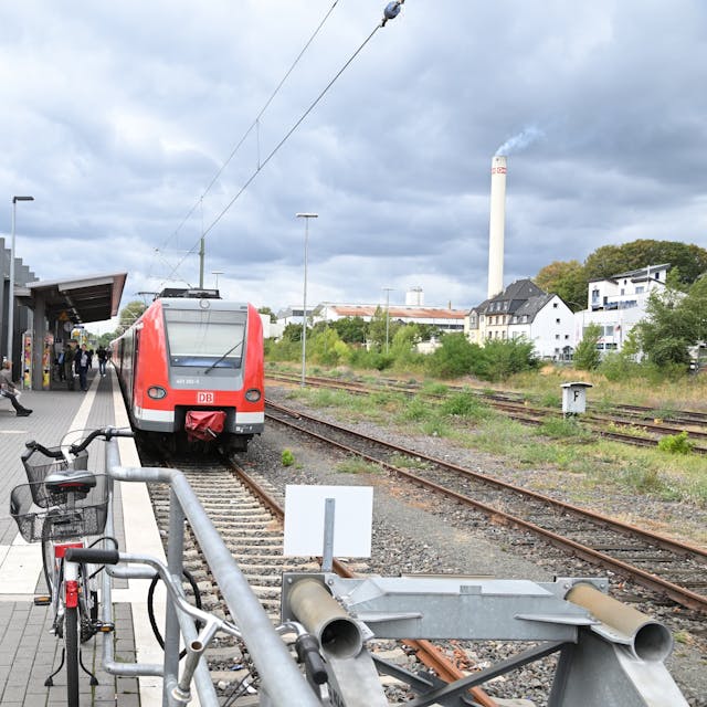 Das Foto zeigt den Bahnhof in Bergisch Gladbach