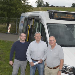 Der Bürgerbusverein nimmt am 1. August 2023 wieder probeweise den Betrieb auf. Geschäftsführer Patrick Reinold, Vorsitzender Ulf Engelmann und Markus Lücke (von links).
