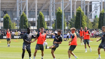 Die Spieler von Borussia Mönchengladbach schauen im Training am 9. Juli 2023 auf den Ball.
