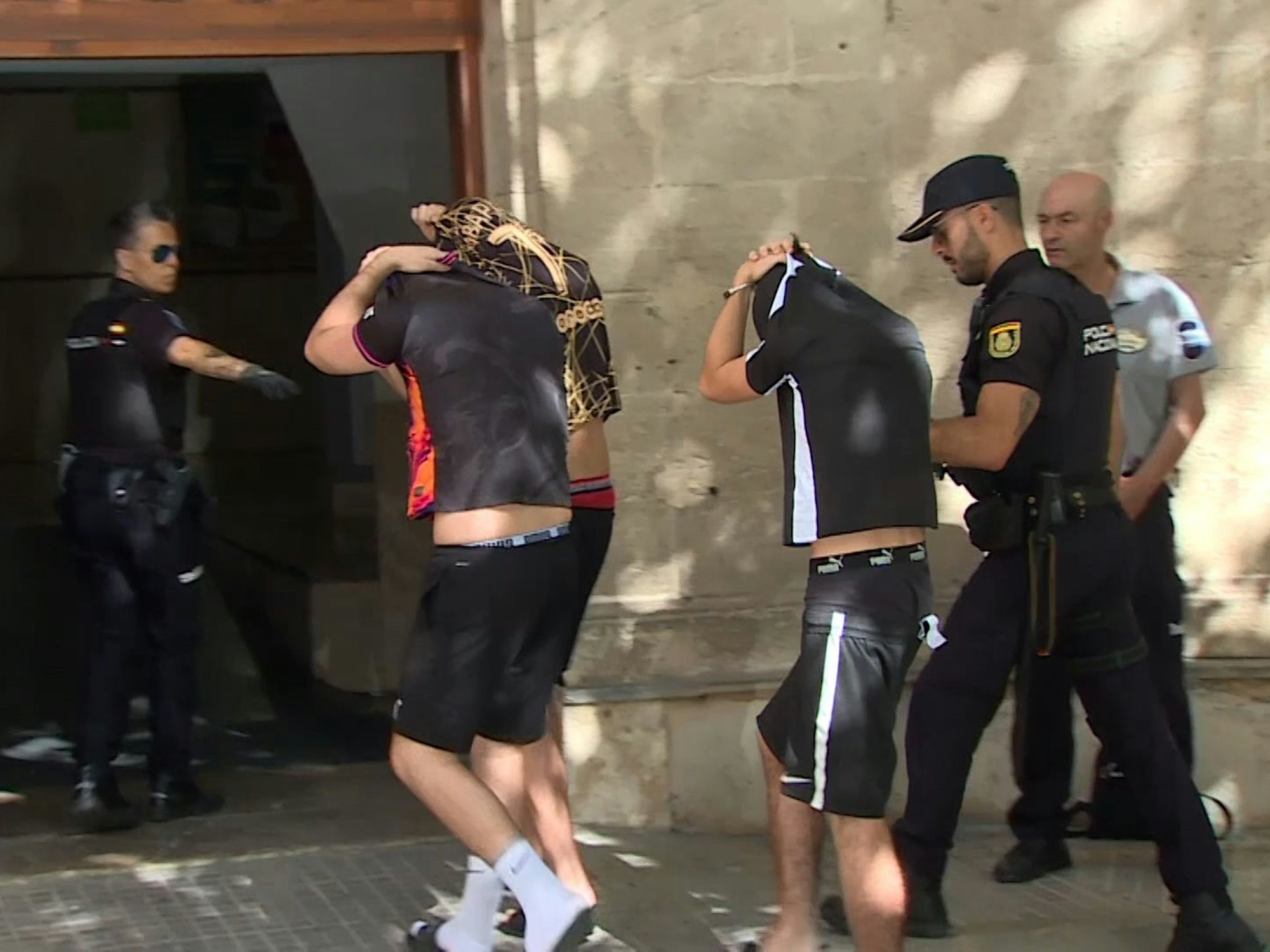 Einige der Tatverdächtigen in Begleitung der Polizei auf Mallorca.