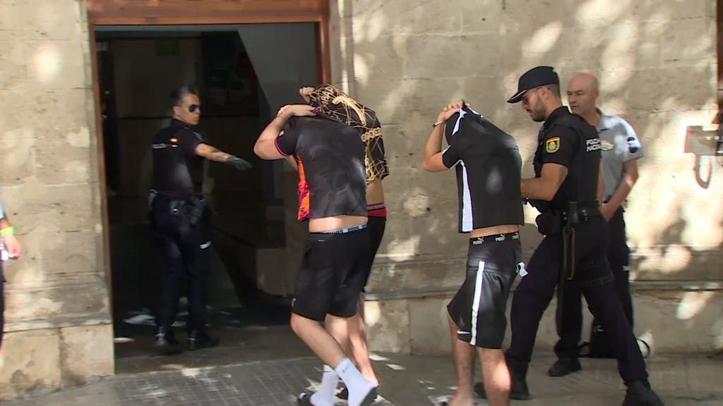 Einige der Tatverdächtigen in Begleitung der Polizei auf Mallorca.