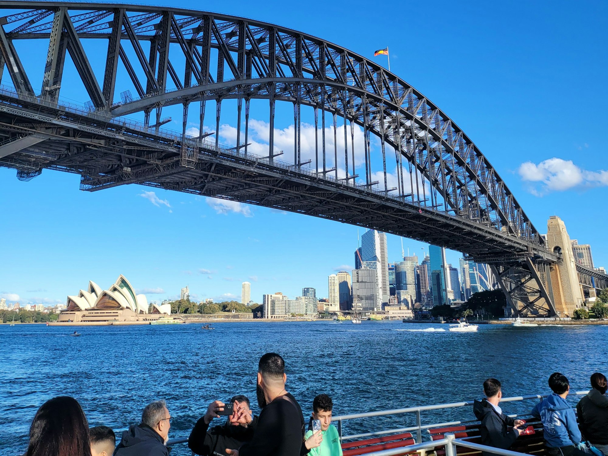 Sydney

Harbour Bridge von der Fähre aus

Fotos aus Juli 2023
