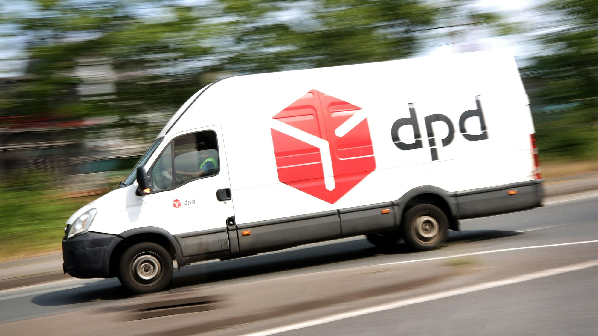 Ein DPD-Pakettransporter verlässt das Paketsortierzentrum von DPD.