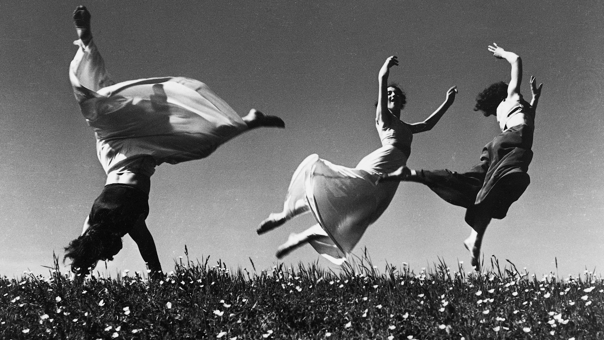 Das Foto „Drei Mädchen auf einer Frühlingswiese“ wurde 1938 aufgenommen und ist nun in einer Ausstellung in Monschau zu sehen.
