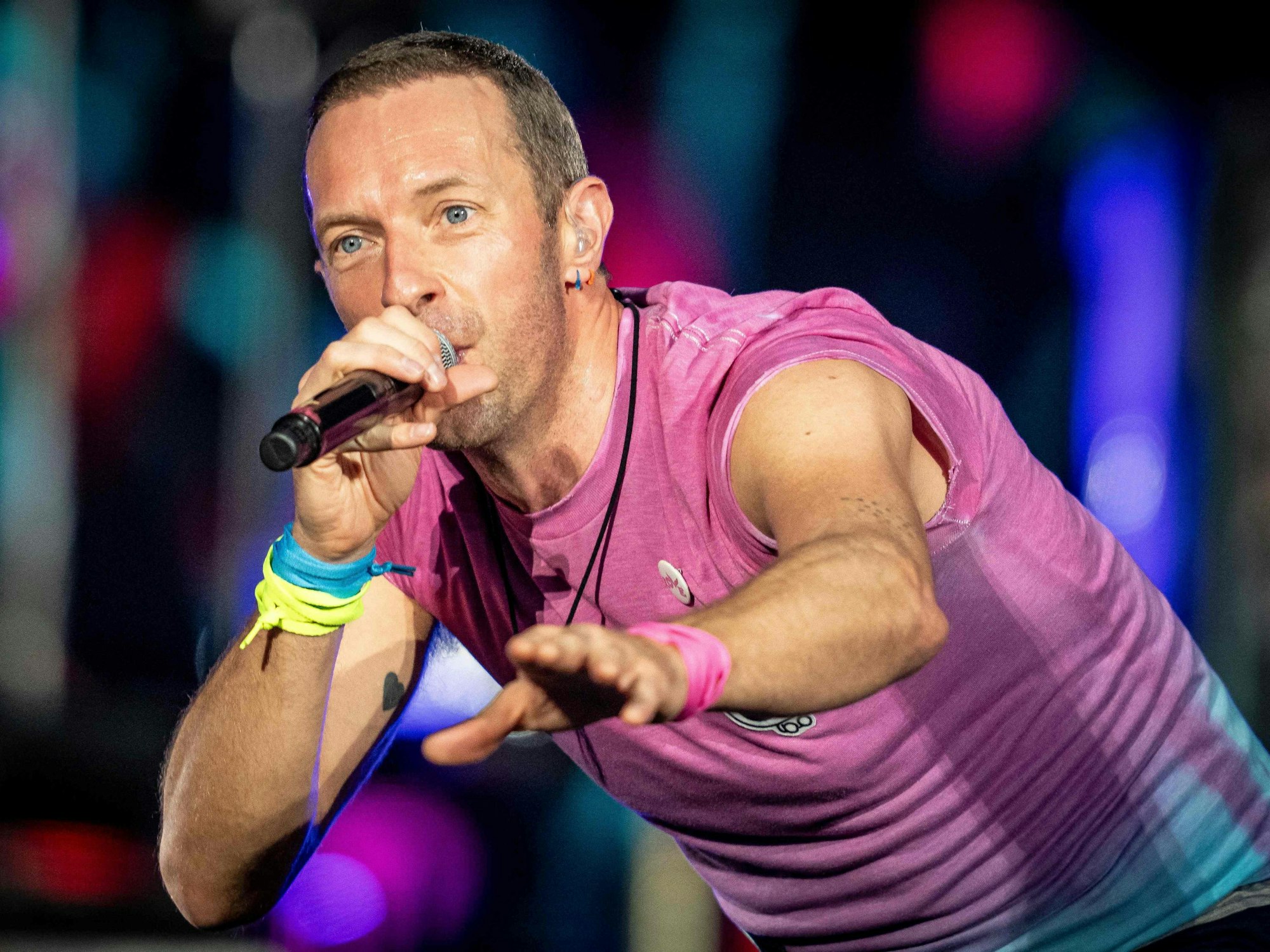 Chris Martin von Coldplay steht auf der Bühne.