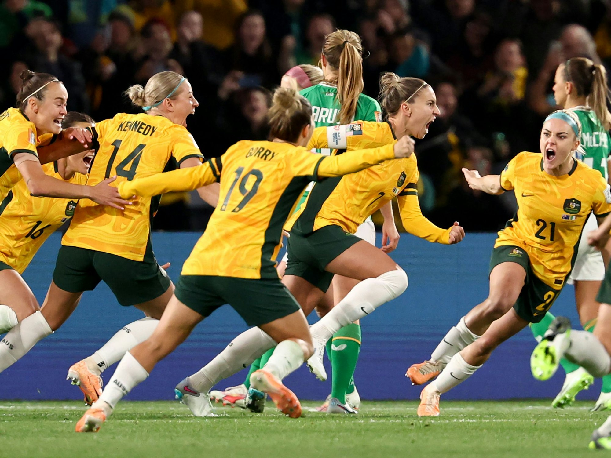 Australiens Stephanie Catley jubelt mit ihrem Team über ihr Elfmetertor gegen Irland.
