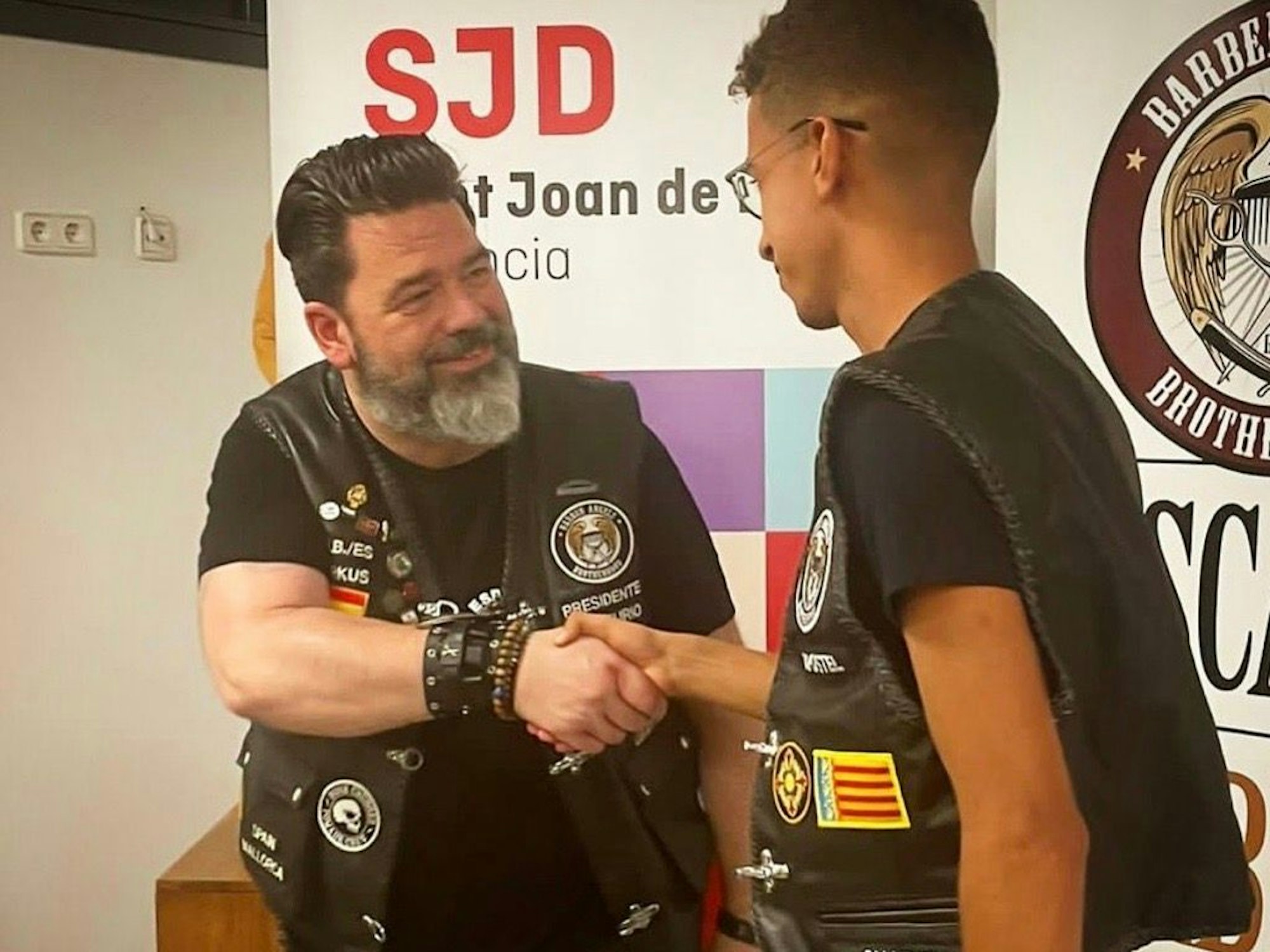 Das Foto stammt von der Instagram-Seite der „Barber Angels“ in Spanien und zeigt Friseur Markus Schmitt mit einem seiner Kollegen am 22. September 2022.