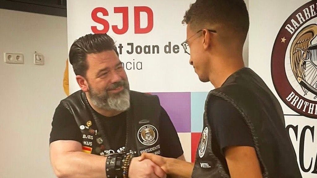 Das Foto stammt von der Instagram-Seite der „Barber Angels“ in Spanien und zeigt Friseur Markus Schmitt mit einem seiner Kollegen am 22. September 2022.