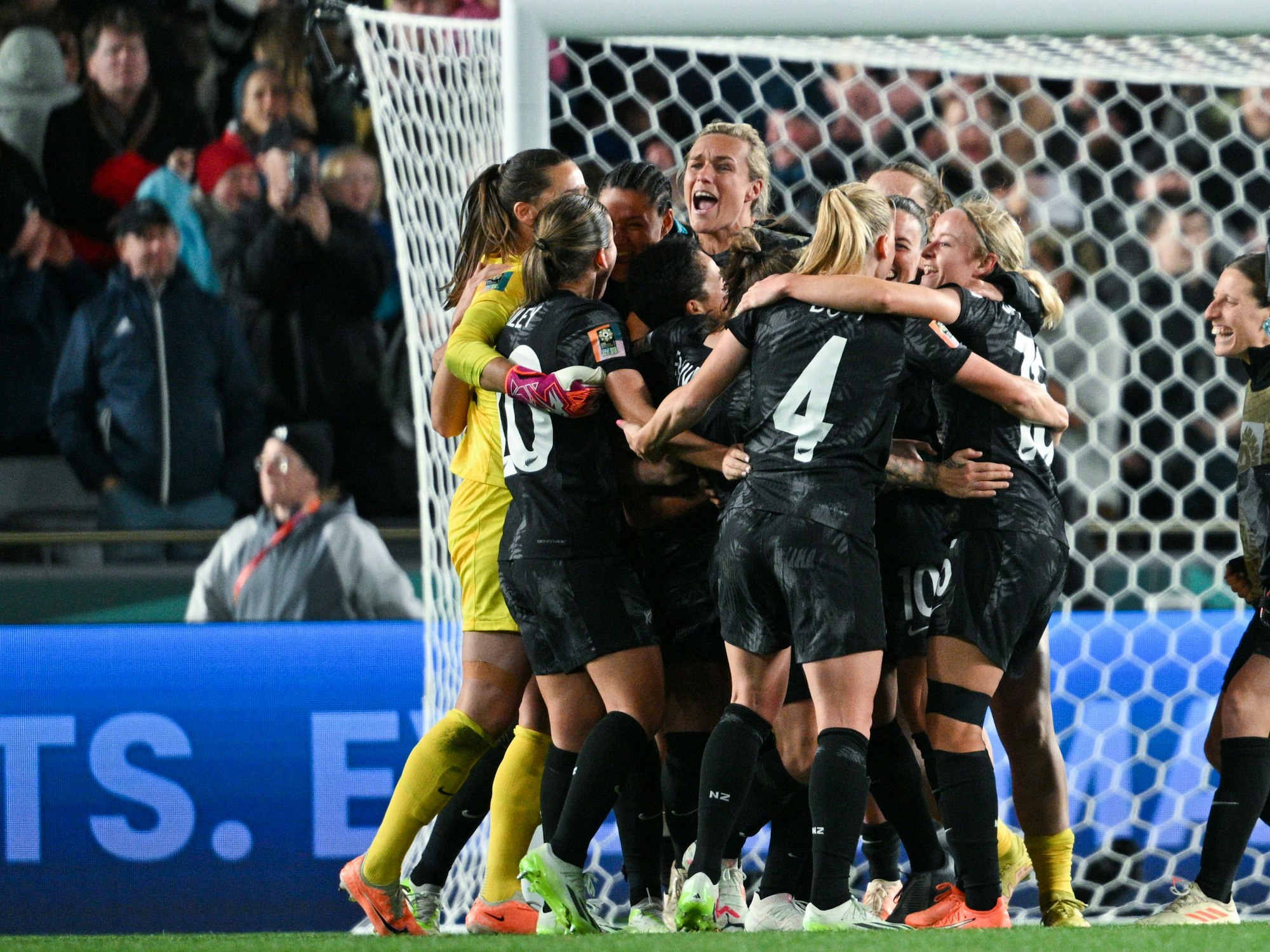 Die Frauenmannschaft von Neuseeland bejubelt nach Schlusspfiff ihren Auftaktsieg über Norwegen am 20. Juli 2023.