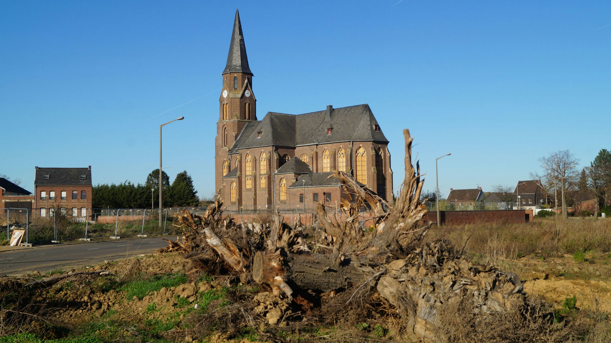 Das Foto zeigt die Kirche in Manheim-alt. Sie ist das verbliebene Symbol einer ehemals intakten Ortsgemeinschaft.