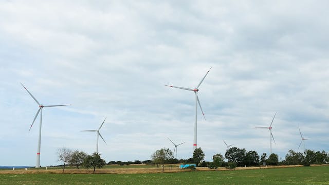 Das Bild zeigt sieben Windräder eines Windparks in der Eifel.