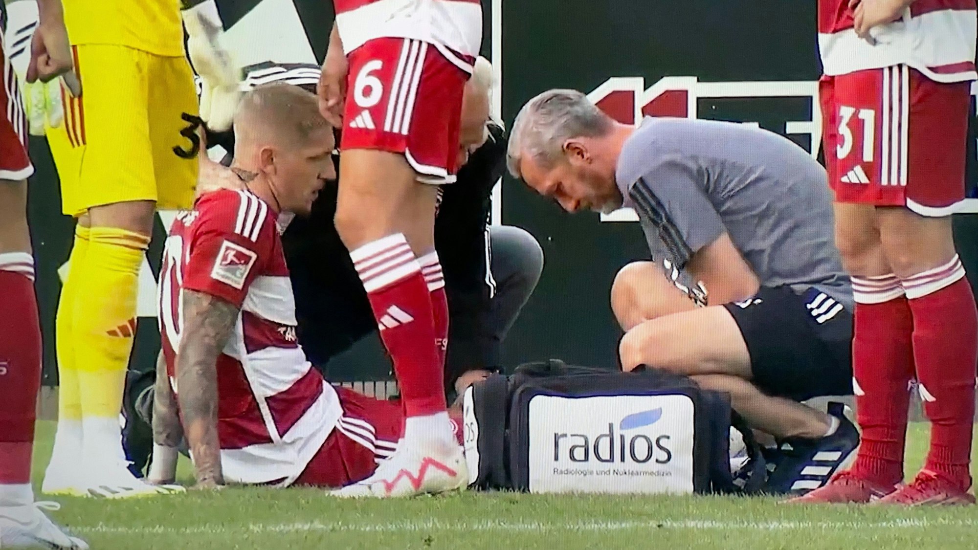 Jordy de Wijs von Fortuna Düsseldorf liegt nach seiner Verletzung im Test gegen den VfL Bochum am Boden und wird behandelt.
