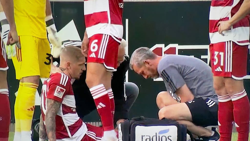 Jordy de Wijs von Fortuna Düsseldorf liegt nach seiner Verletzung im Test gegen den VfL Bochum am Boden und wird behandelt.