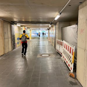 Blick in die Unterführung des Bahnhofs Leverkusen-Mitte. Die Aufzugsschächte sind noch leer und abgesperrt.