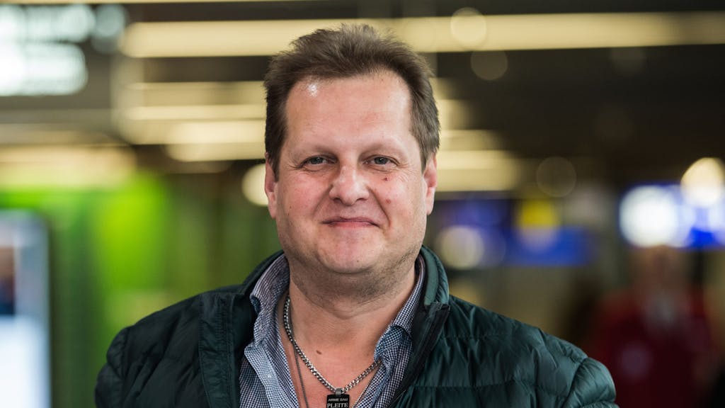 TV-Auswander Jens Büchner&nbsp;– Spitzname&nbsp;„Mallorca-Jens“ –&nbsp;posiert lächelnd im Flughafen Frankfurt am Main.