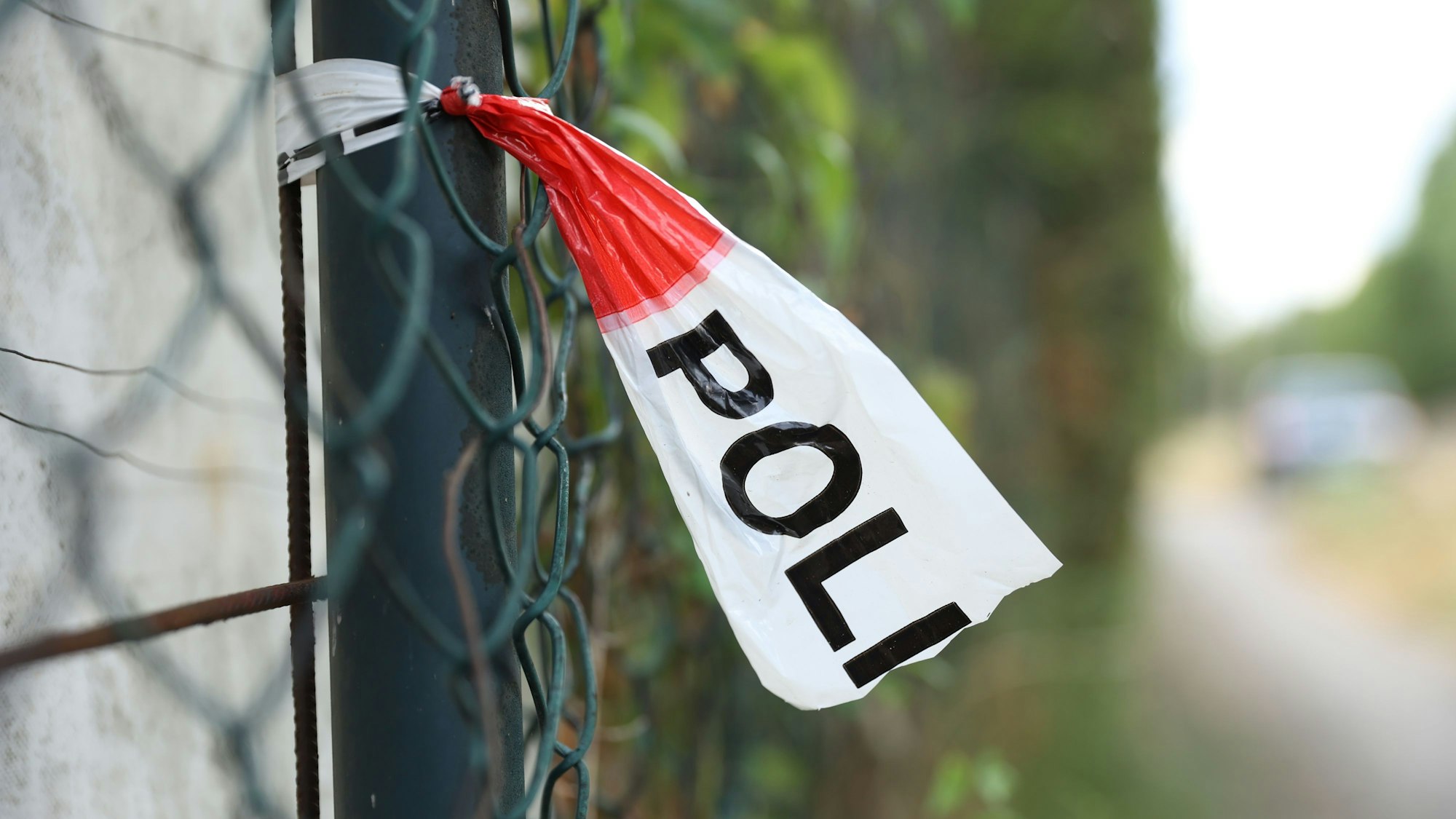 Symbolbild
Polizeiabsperrband an Zaunt

