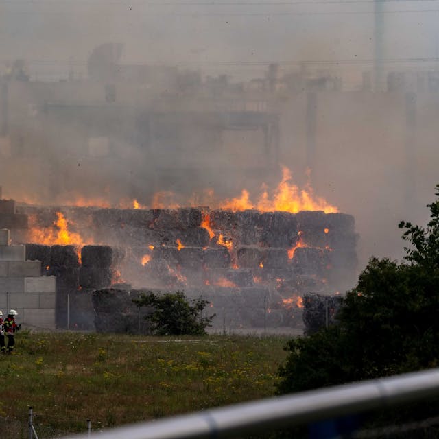 Das Bild zeigt in Brand geratene Papierballen auf dem Gelände von Smurfit Kappa in Zülpich.