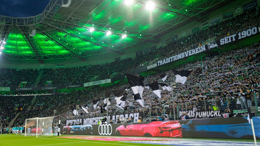 Ein Blick auf die Nordkurve, die Fans von Borussia Mönchengladbach feuern das Gladbach-Team am 17. September 2022 an.