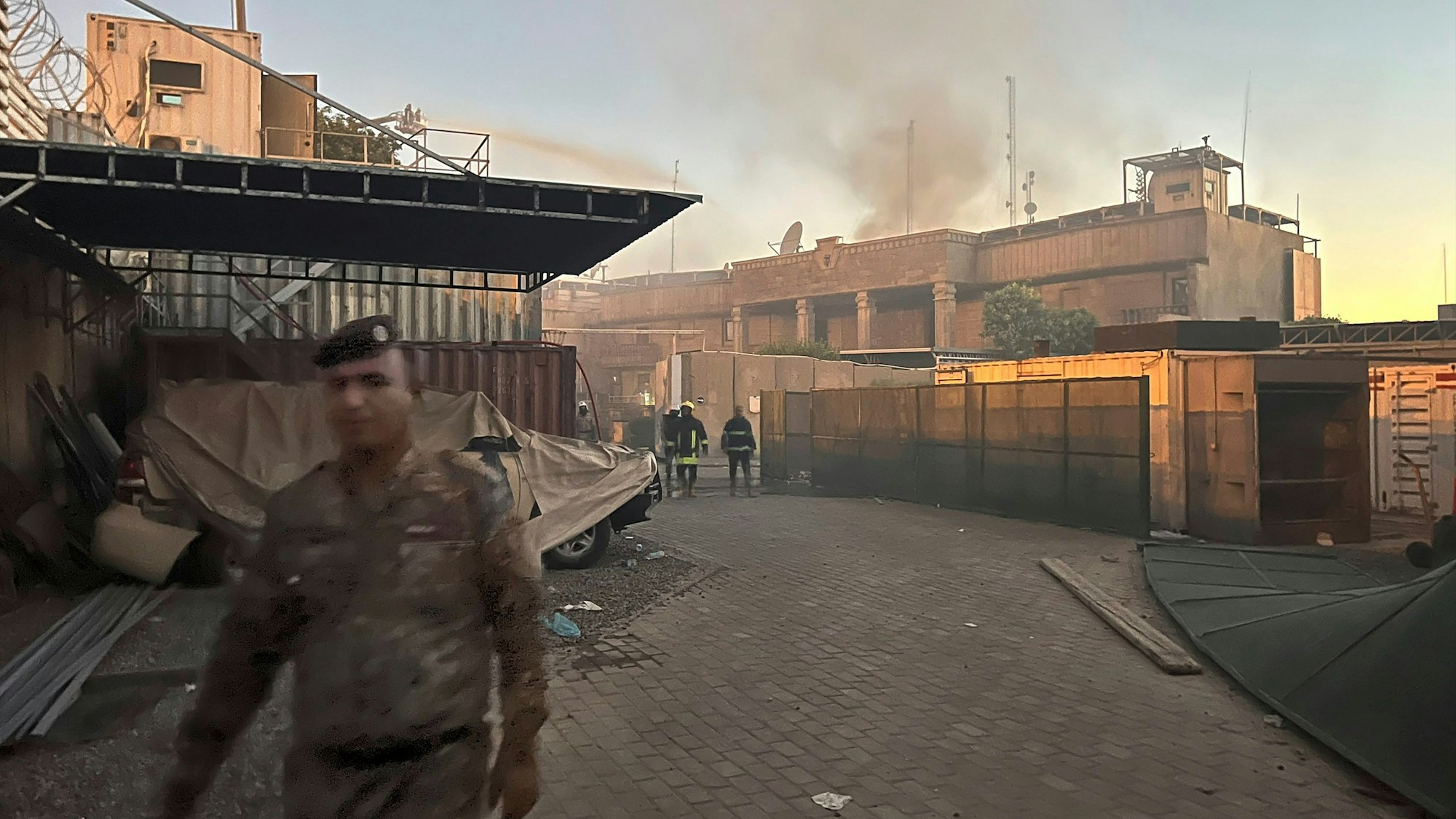 Rauch steigt auf aus der schwedischen Botschaft (20. Juli). Nach Ankündigung einer weiteren geplanten Koranverbrennung in Schweden haben Demonstranten die Botschaft des Landes im Irak vorübergehend gestürmt und dort Feuer gelegt.